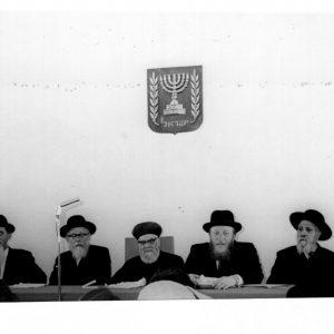 בביה"ד הגדול עם הרבנים יוסף, עבודי, ז'ולטי, ניסים, אלישיב, גולדשמידט